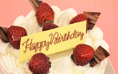 【記念日はコレ】≪ホールケーキ付≫大切な人の“喜ぶ顔が見たい！”２つの特典でサプライズ演出■10月～